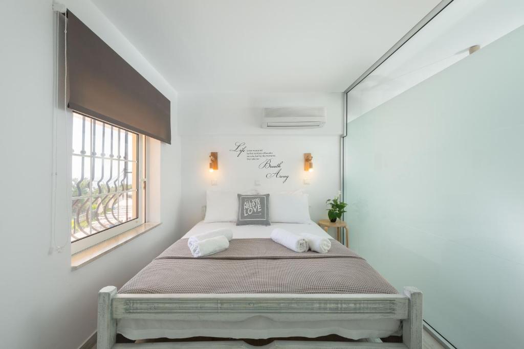 Postel nebo postele na pokoji v ubytování Pefkos View Suites & Maisonette