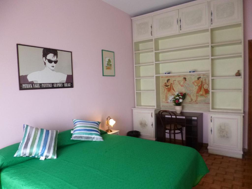 ローマにあるGianicolo Residenza Cariniのベッドルーム(緑色のベッド1台、デスク付)