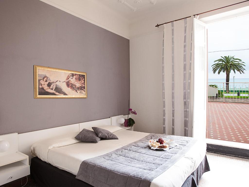 Hotel Ristorante Milton tesisinde bir odada yatak veya yataklar