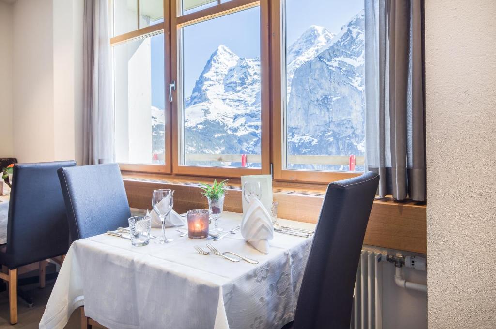 Nespecifikovaný výhled na hory nebo výhled na hory při pohledu z hotelu