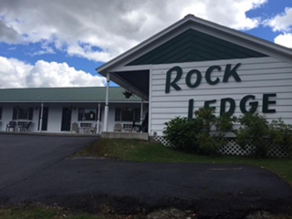 un edificio blanco con las palabras fuerza de roca en él en Rock Ledge Motel, en Alexandria Bay