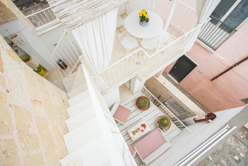an overhead view of a room with a table and chairs at Le Casette Di Brando E Nico in Tricase