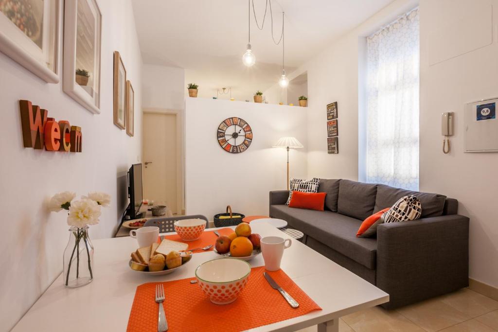 sala de estar con sofá y mesa en Homefeel Alameda, en Sevilla