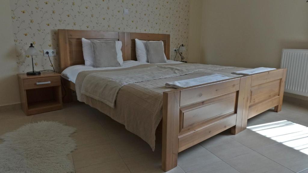 En eller flere senge i et værelse på Alice Panzió Gold