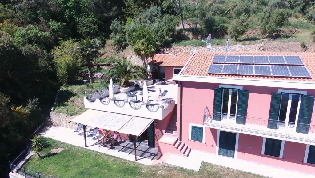 uma vista aérea de uma casa com painéis solares no telhado em Casa Gioiosa em Gioiosa Marea