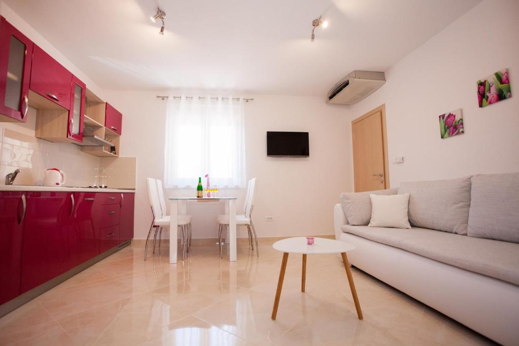 een woonkamer met een bank en een tafel bij Apartments MIA in Baška Voda