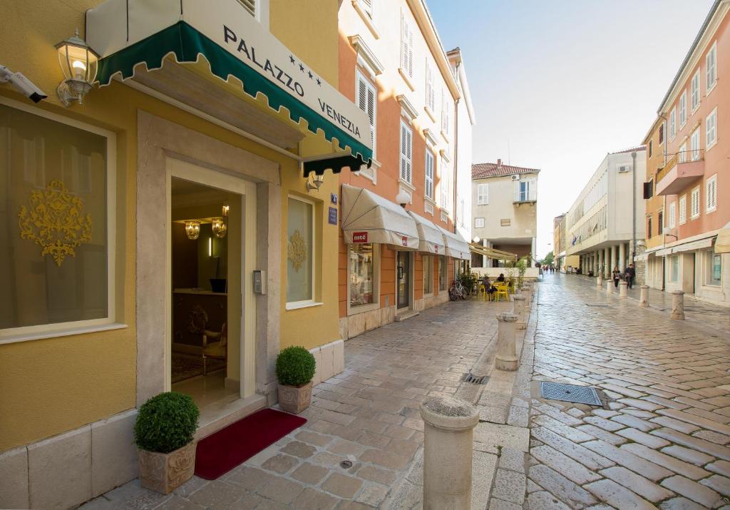 eine leere Straße in einer Stadt mit Gebäuden in der Unterkunft Palazzo Venezia-Adults Only in Zadar