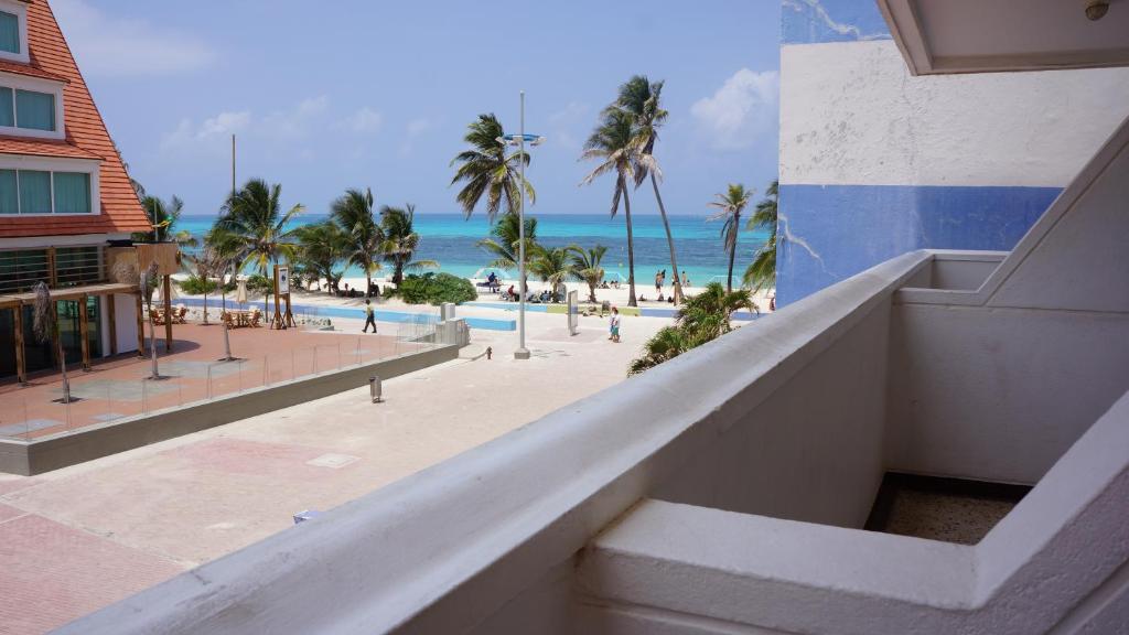 Blick auf den Strand vom Balkon eines Resorts in der Unterkunft Hotel Portobelo Convention Center in San Andrés