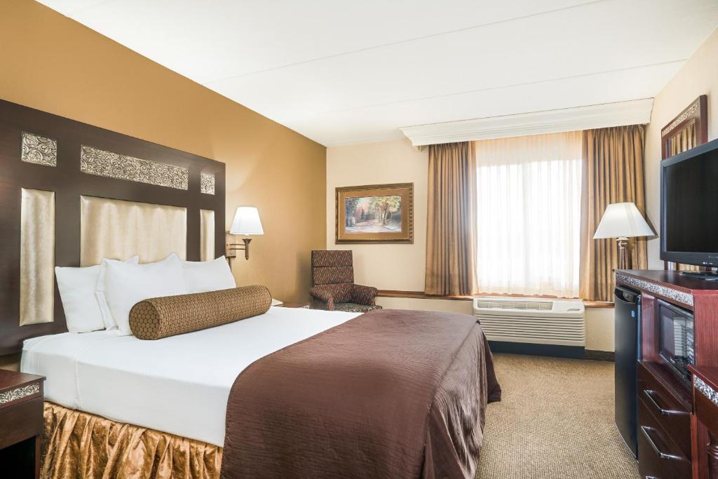 Ramada by Wyndham Plymouth Hotel & Conference Center - Zimmer Mit Queensize-Bett