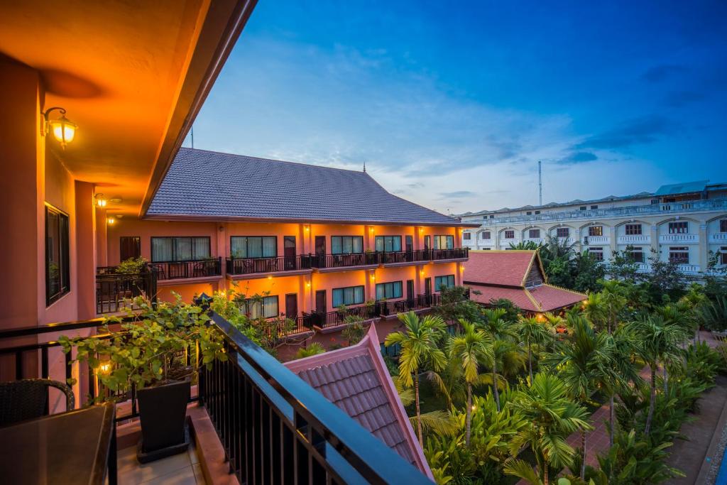 uma vista para um hotel a partir de uma varanda em Kouprey Hotel em Siem Reap