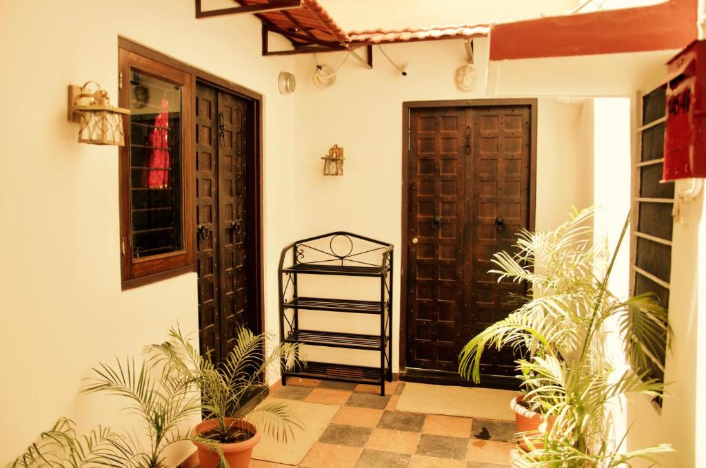 ジャイプールにあるPathik Niwasのドアと植物が目の前にある部屋