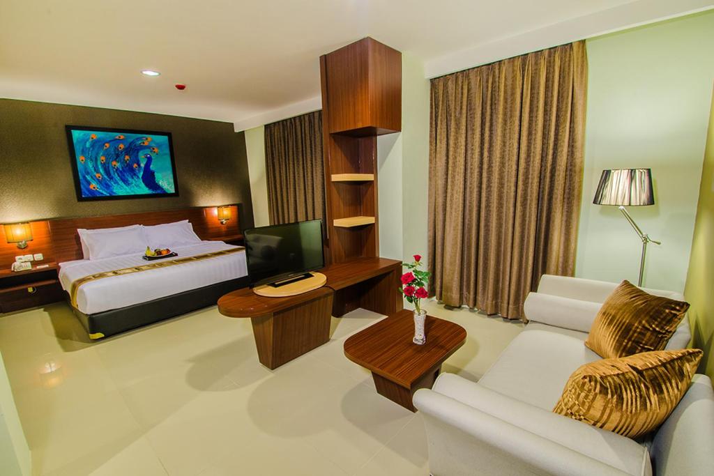 Postel nebo postele na pokoji v ubytování Noormans Hotel Semarang