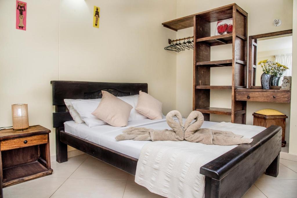 una camera da letto con un letto e un asciugamano sopra di Macondo Hostel a San Gil