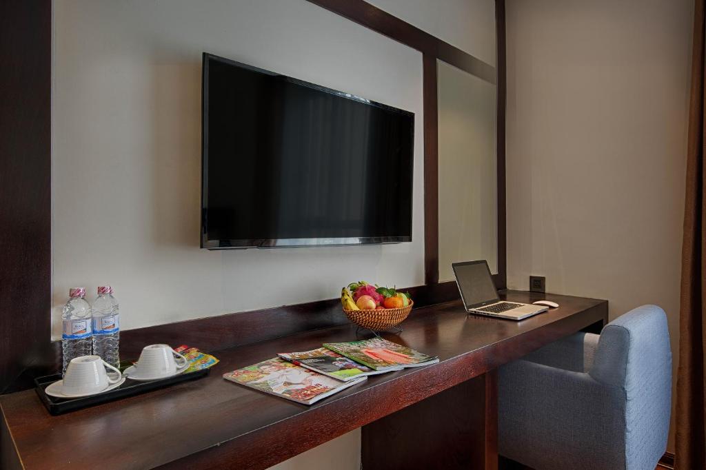 Sjónvarps- og/eða afþreyingartæki á Sofia Suite Hotel Danang