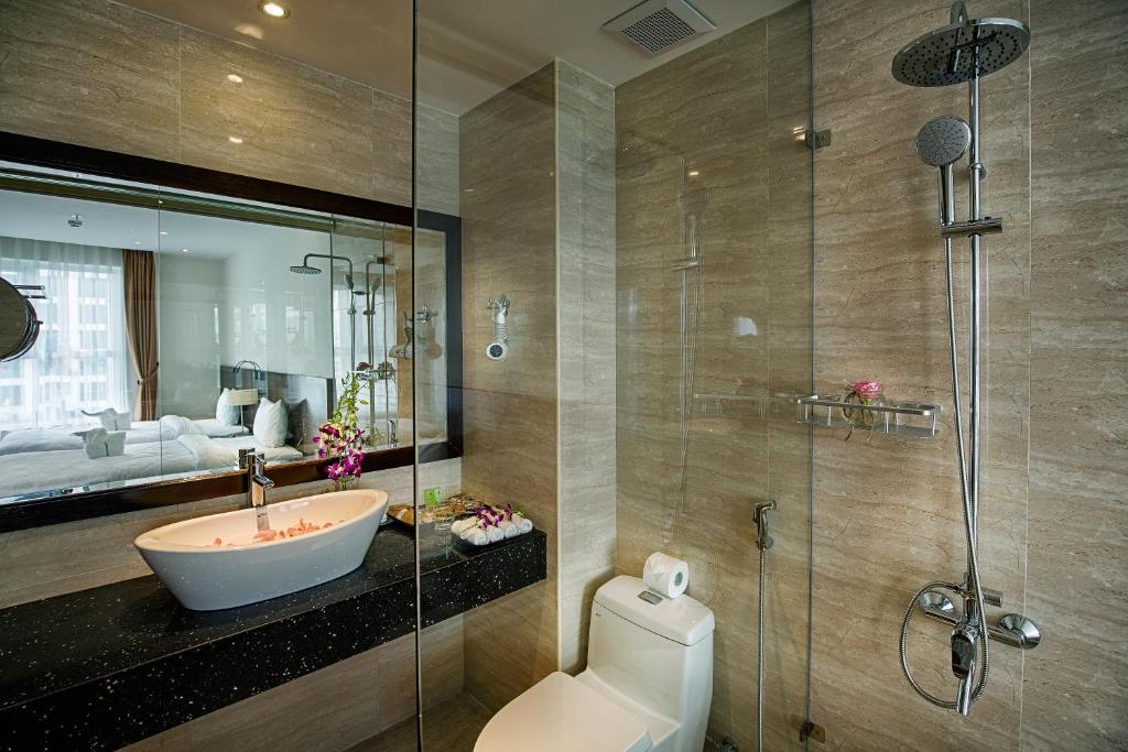 Baðherbergi á Sofia Suite Hotel Danang