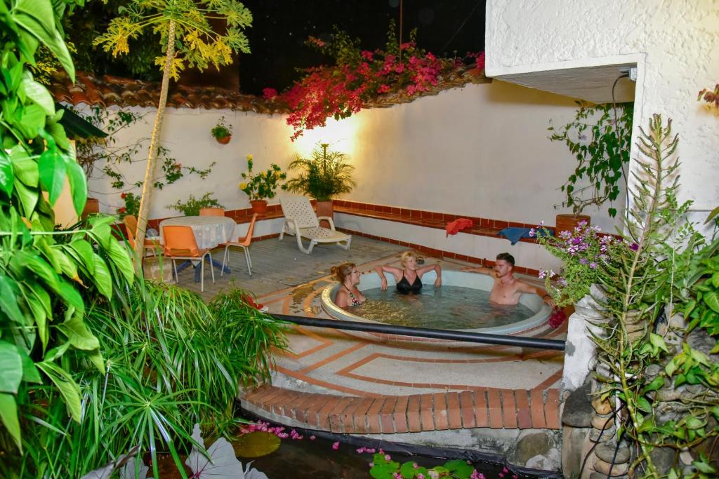 two children playing in a pool in a backyard at Macondo Hostel in San Gil
