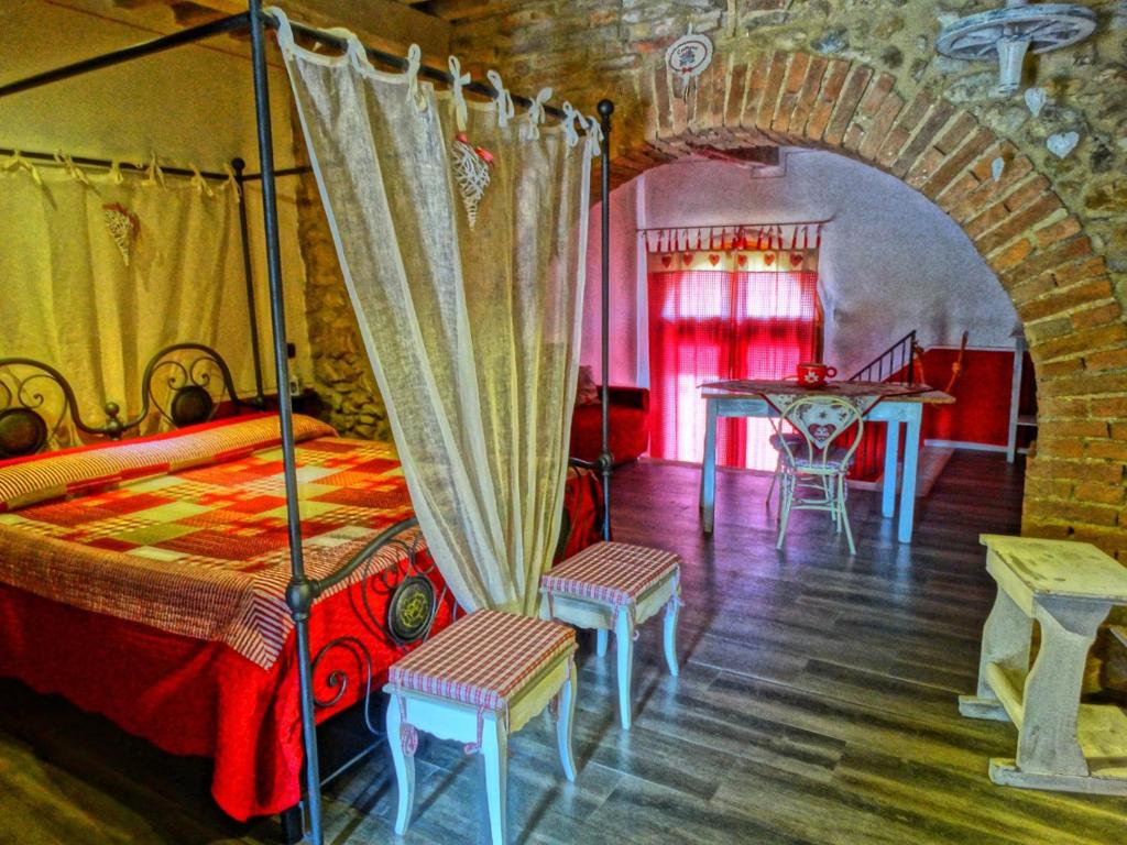 Rúm í herbergi á Agriturismo La Poderina