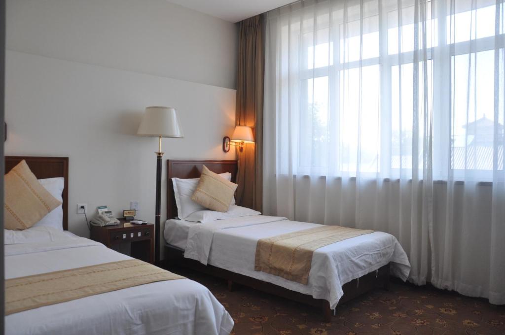 Postel nebo postele na pokoji v ubytování King Parkview Hotel