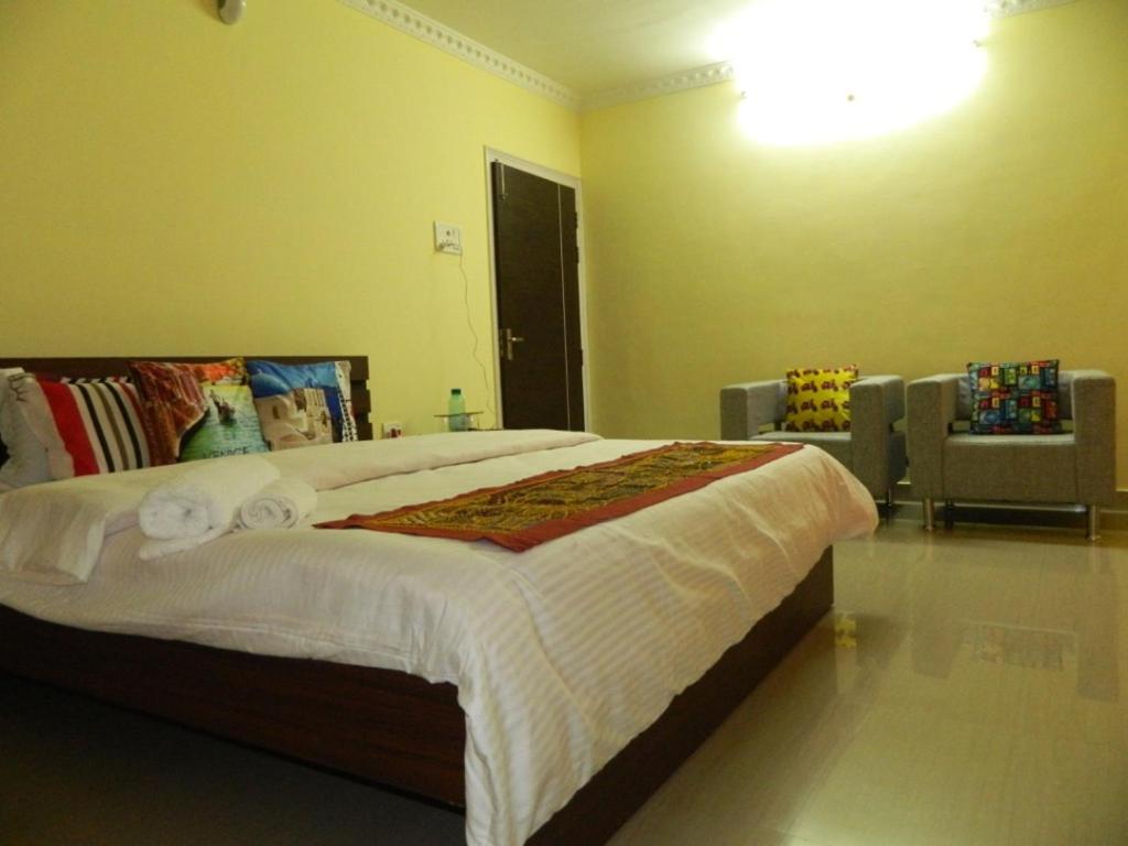 1 dormitorio con 1 cama grande en una habitación en Eastin Homestay, en Guwahati