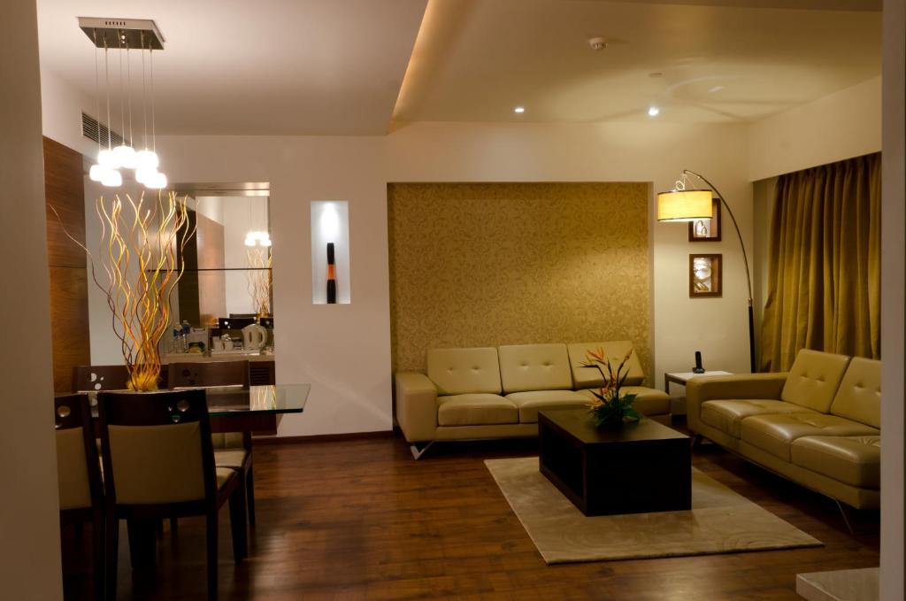 Posezení v ubytování Ramee Grand Hotel and Spa, Pune