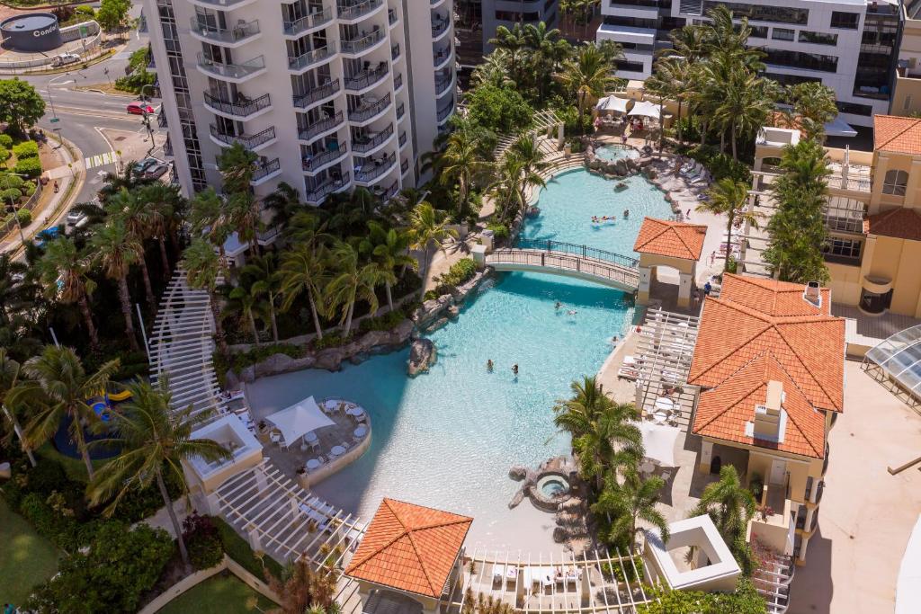 - une vue aérienne sur la piscine d'un complexe dans l'établissement Holiday Holiday Chevron Renaissance Apartments, à Gold Coast
