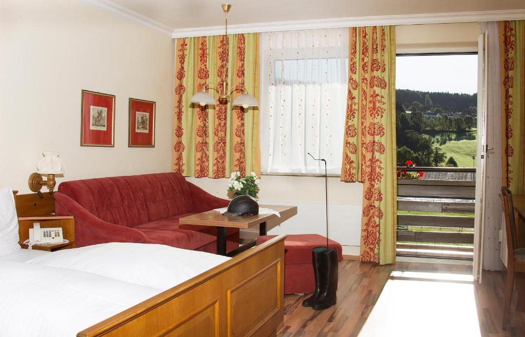 Postel nebo postele na pokoji v ubytování Hotel Reitzentrum Hausruckhof