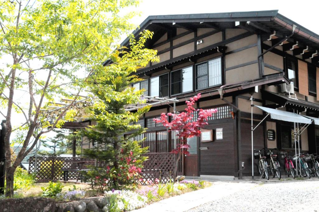 um edifício com bicicletas estacionadas fora dele em Sakura Guest House em Takayama