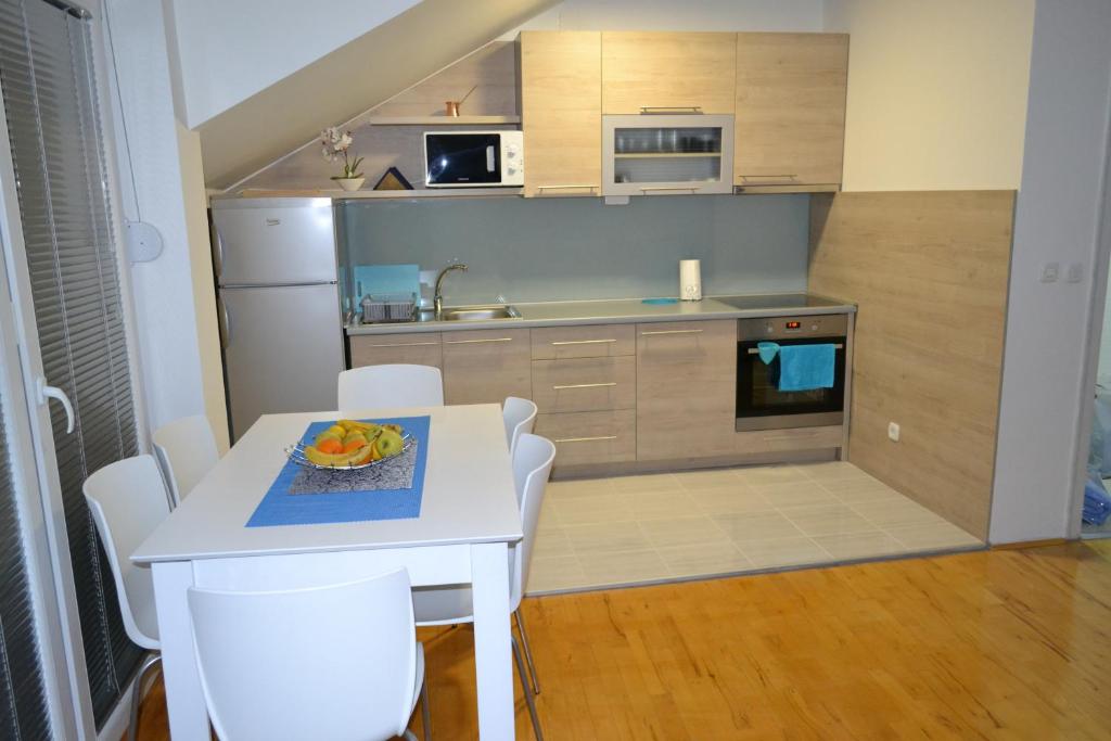 A kitchen or kitchenette at Villa Renessans