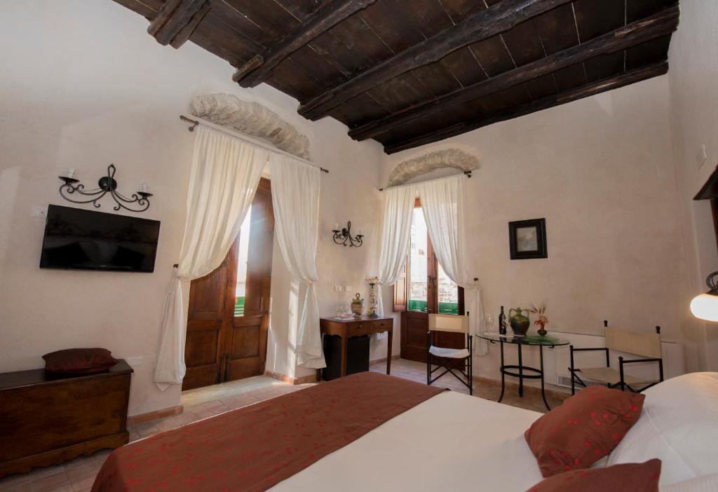 ein Schlafzimmer mit einem Bett und einem Schreibtisch in einem Zimmer in der Unterkunft Camere da Cecè in Tropea