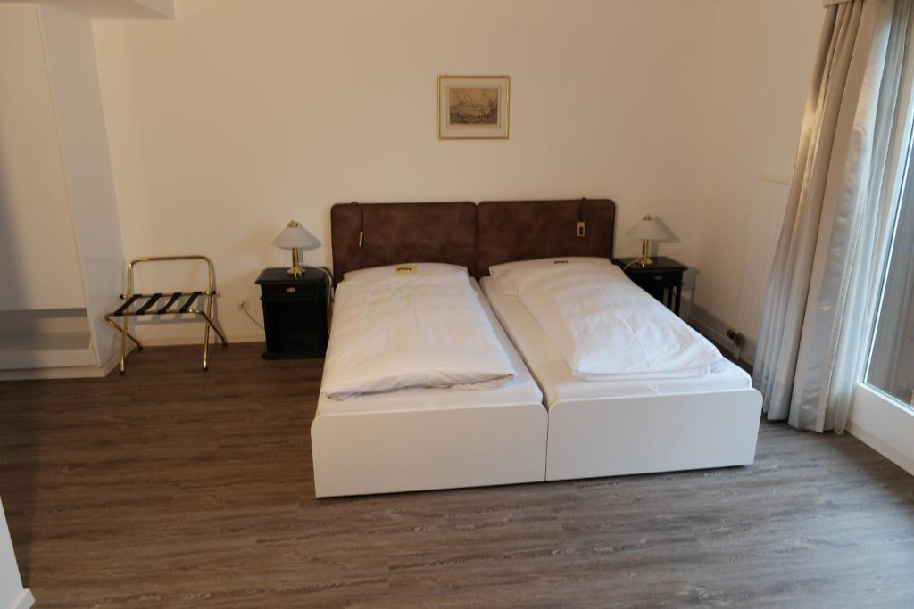 Postel nebo postele na pokoji v ubytování Seminar- & Erlebnishotel RömerTurm
