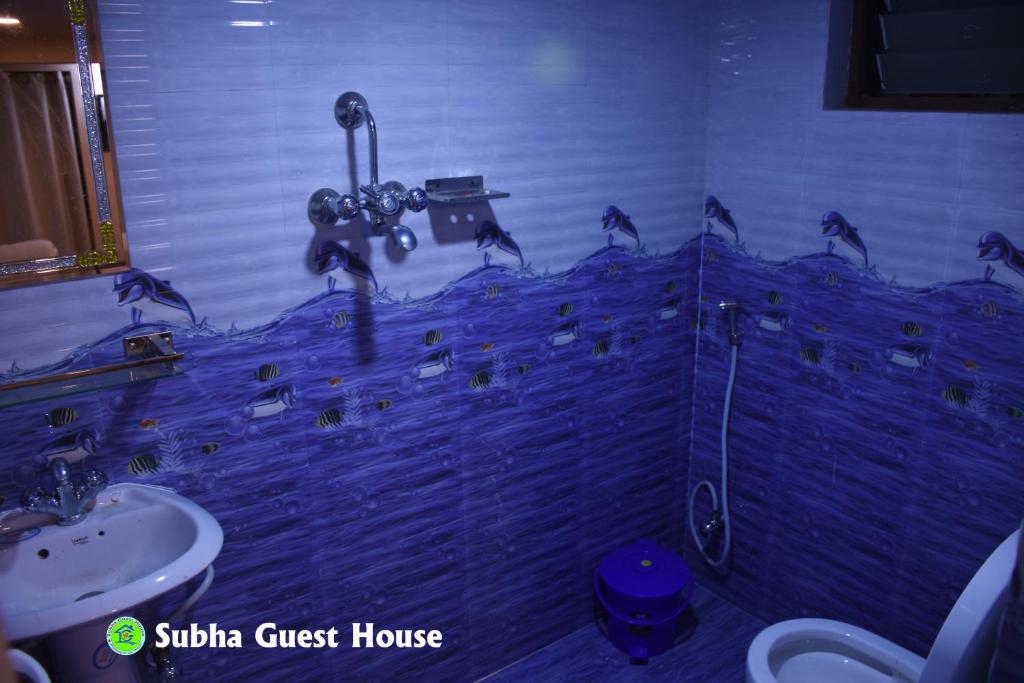 Koupelna v ubytování Subha Guest House