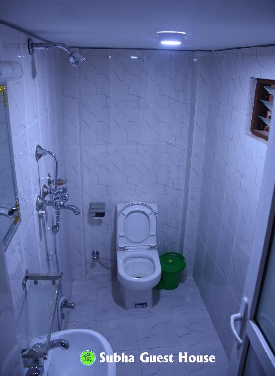 Koupelna v ubytování Subha Guest House