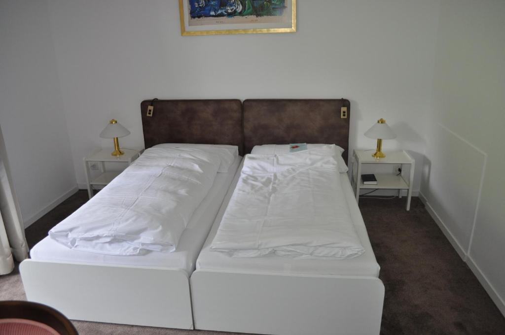 Postel nebo postele na pokoji v ubytování Seminar- & Erlebnishotel RömerTurm