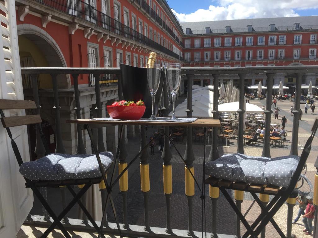 マドリードにあるプラサ マヨール デラックスの市街地に面したバルコニー(テーブル、椅子付)