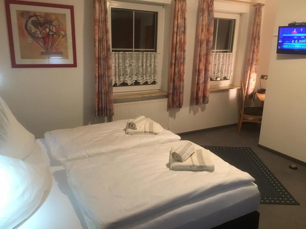 Postel nebo postele na pokoji v ubytování Hotel am Maibaum