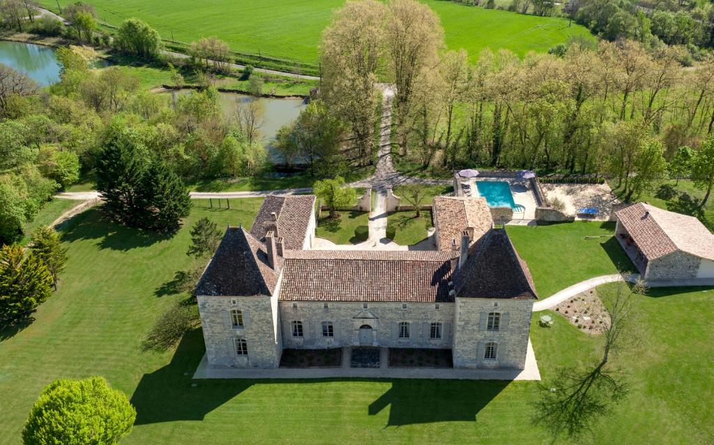 モンフランカンにあるChateau Secretaryのスイミングプール付きの敷地の空中ビュー