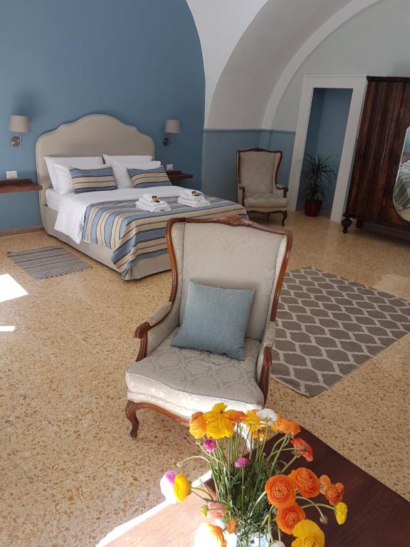 une chambre avec un lit, une chaise et une table dans l'établissement Aragonese Luxury Rooms, à Naples