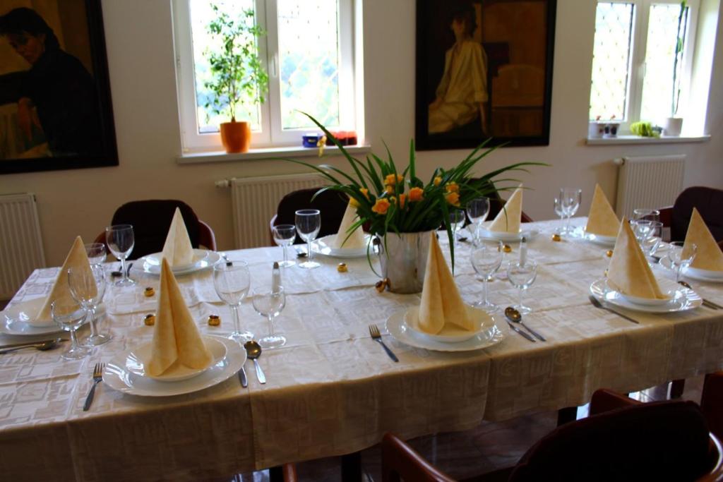 einen Tisch mit Tellern und Servietten darüber in der Unterkunft Chatisko in Košická Belá