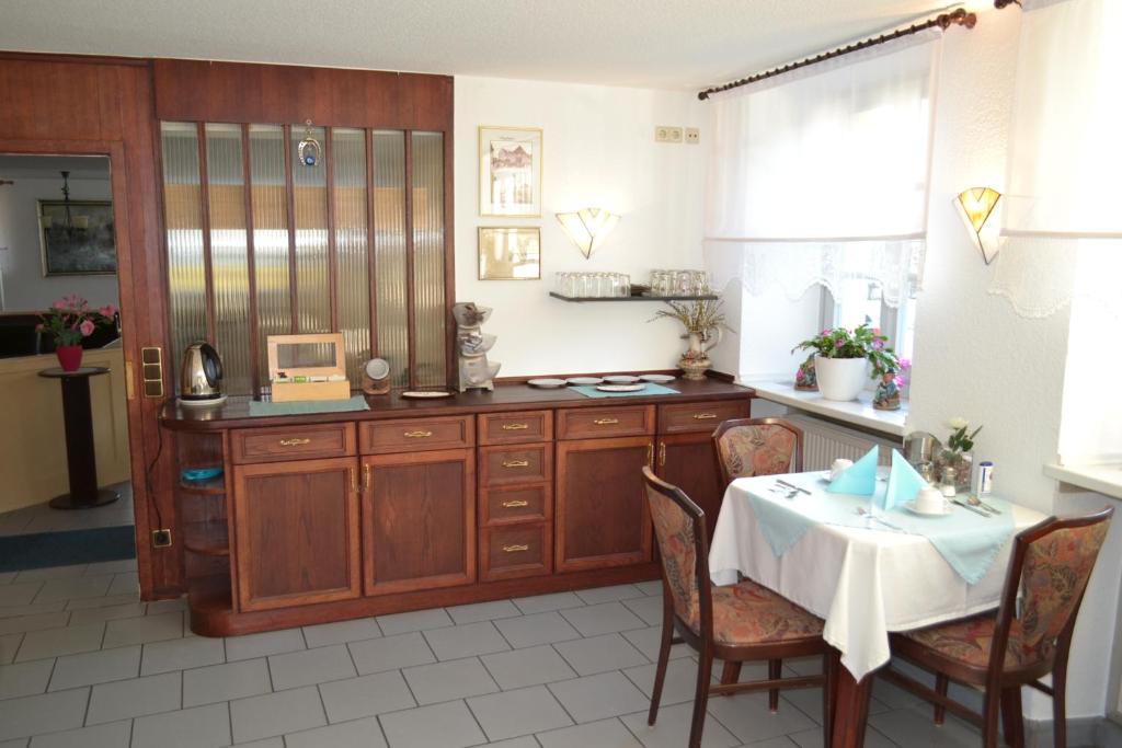 Kuchyň nebo kuchyňský kout v ubytování Hotel Zum Lamm