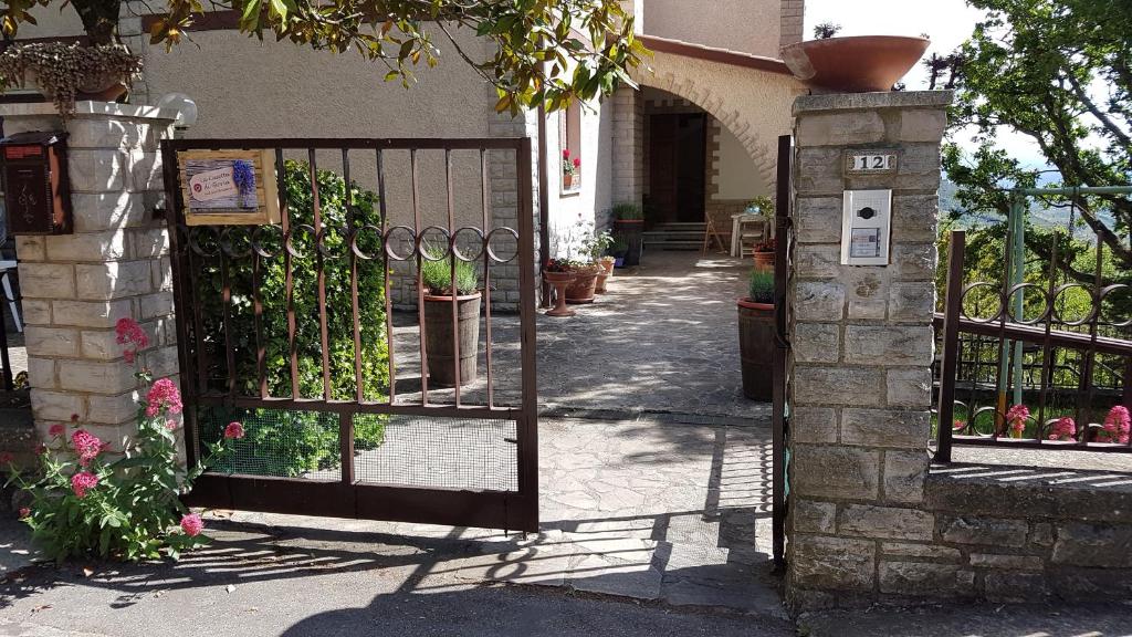una entrada a una casa con una puerta con flores en Le Casette di Civitella la casa di Nonna Giulia, en Civitella Del Lago