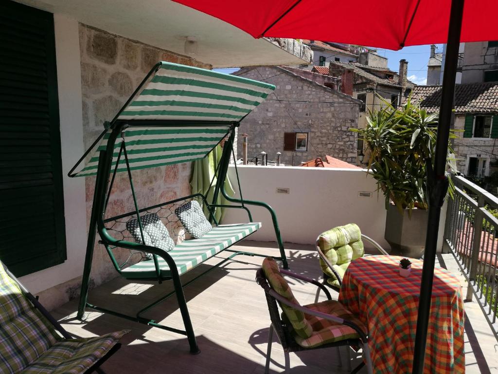 A balcony or terrace at Old stone house in center of Split - San Luke