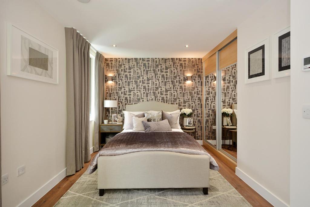 Un pat sau paturi într-o cameră la Twyne House Apartments