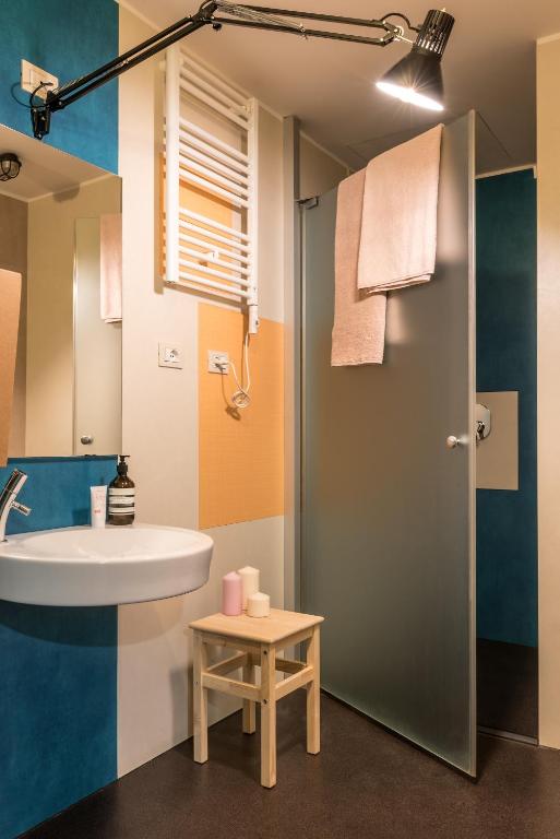 łazienka z umywalką i prysznicem w obiekcie Un posto a Milano - guesthouse all'interno di una cascina del 700 w Mediolanie