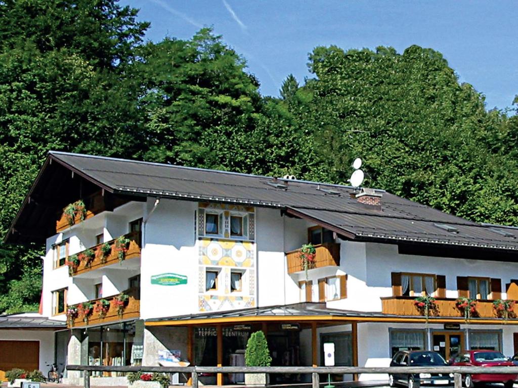 ベルヒテスガーデンにあるAlpenland Schneckの黒屋根の白い大きな建物