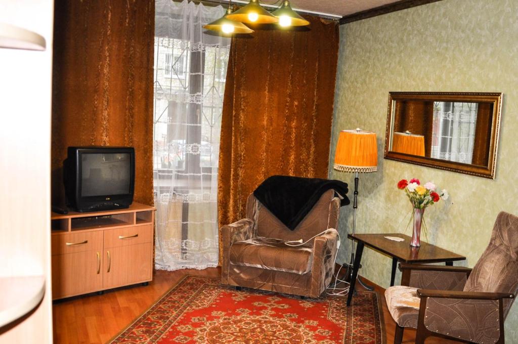 ヤロスラヴリにあるApartments on Turgenevaのリビングルーム(椅子、テレビ付)