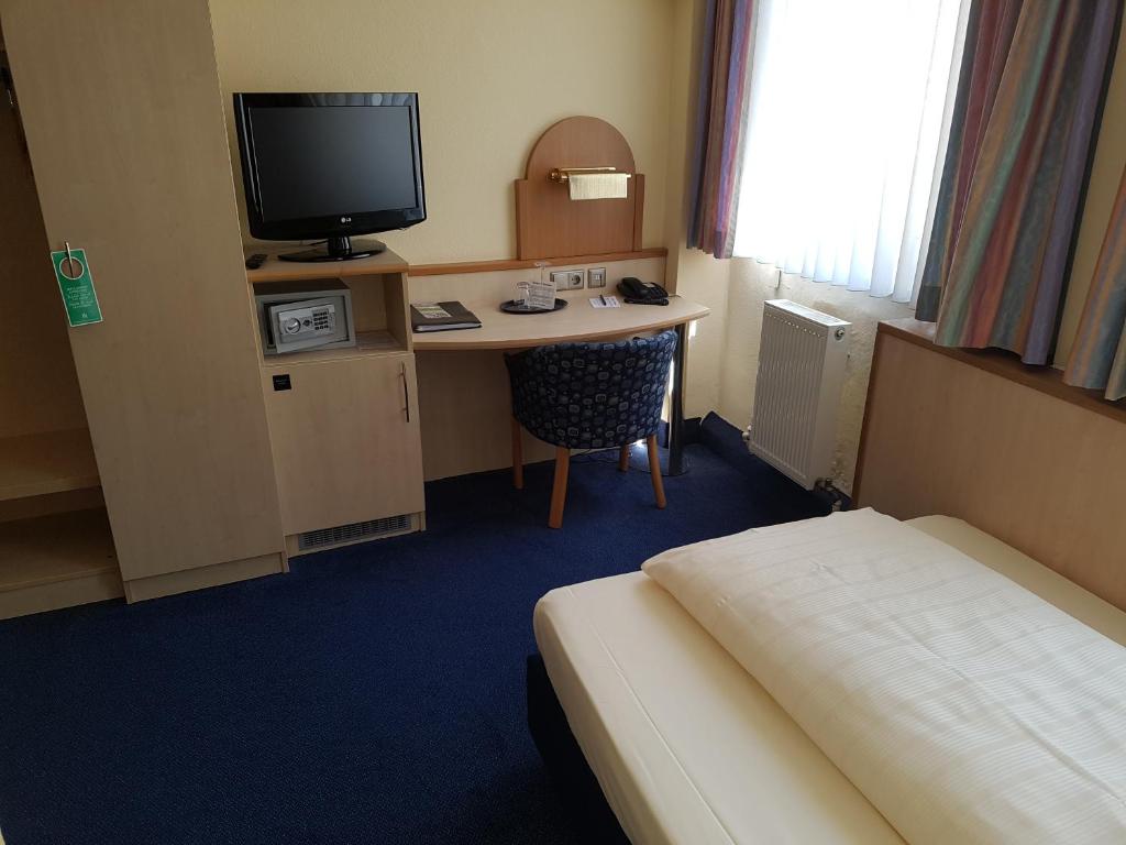 TV a/nebo společenská místnost v ubytování City Partner Hotel Strauss