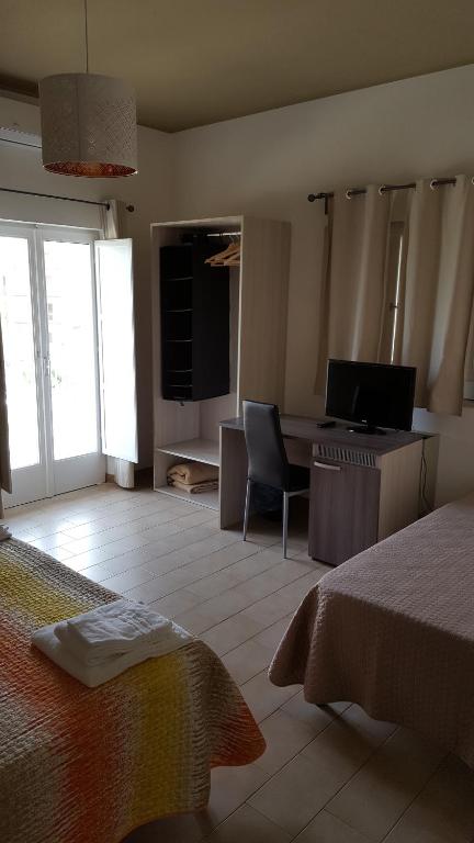 TV a/nebo společenská místnost v ubytování Albergo " il Gattopardo" di Esposito Carmela & C sas