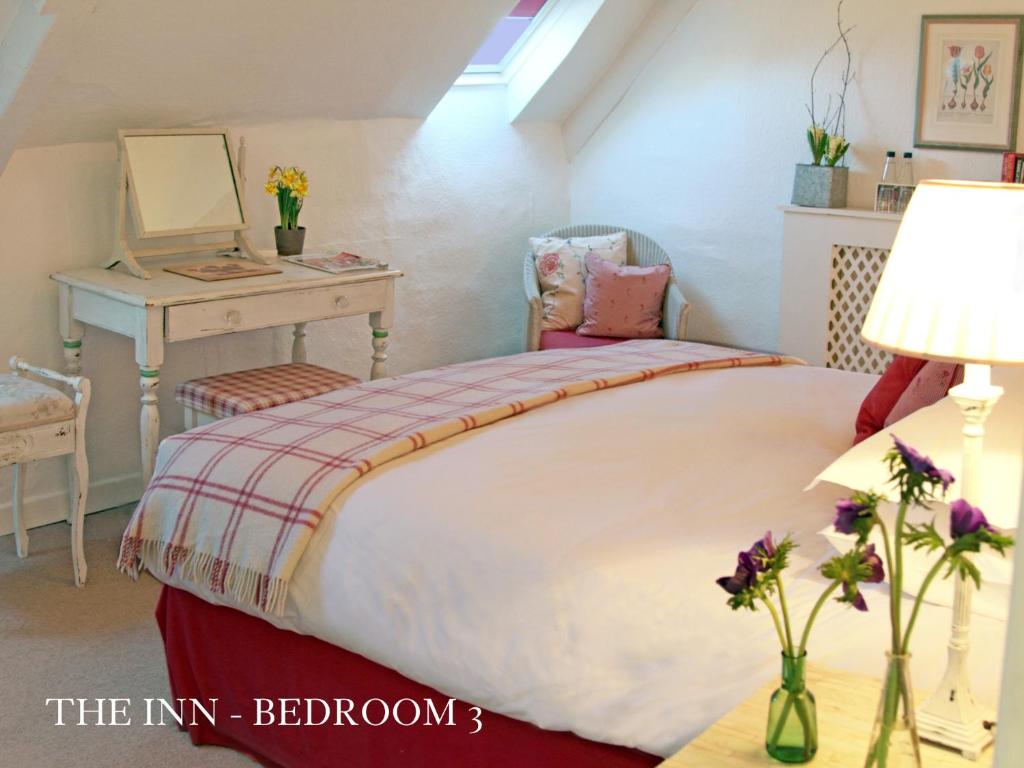 A bed or beds in a room at Kings Head Inn 