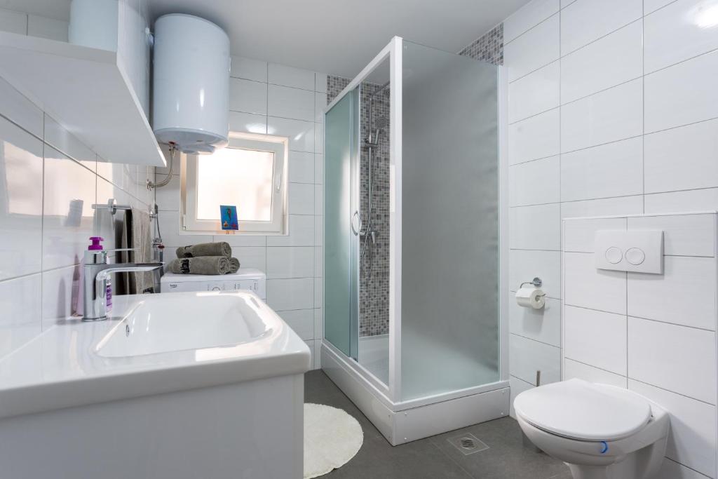 Kúpeľňa v ubytovaní Apartments Lidija - sea view apartment with exclusive right of using hot tub or split level apartment with exclusive right of using pool