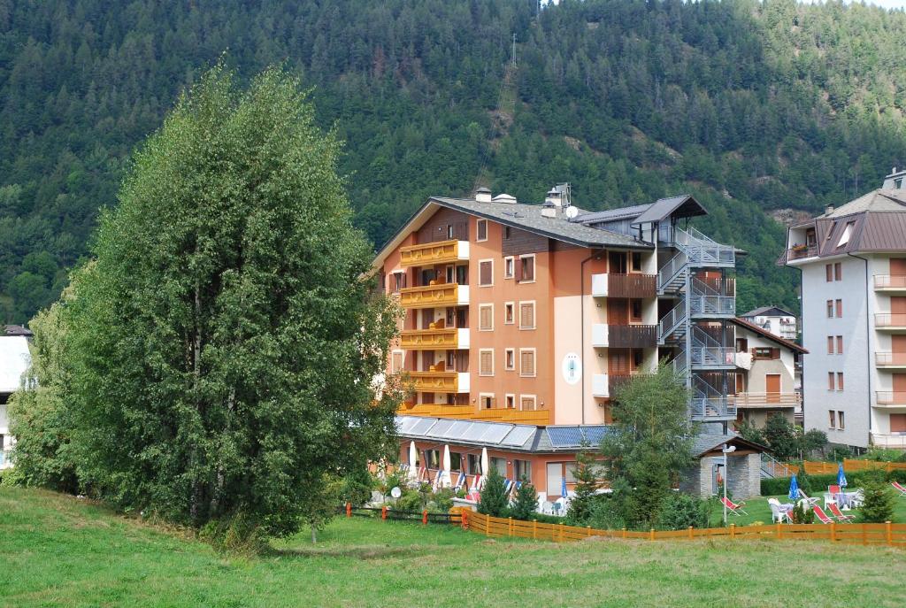 Nespecifikovaný výhled na hory nebo výhled na hory při pohledu z hotelu